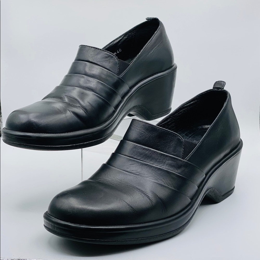 Women’s Dansko Black Clogs Size 40 US 9.5/10